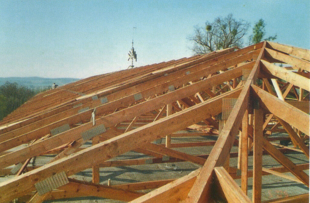 Novou střechu získala škola v roce 2005. Snímek zachycuje její krov.
