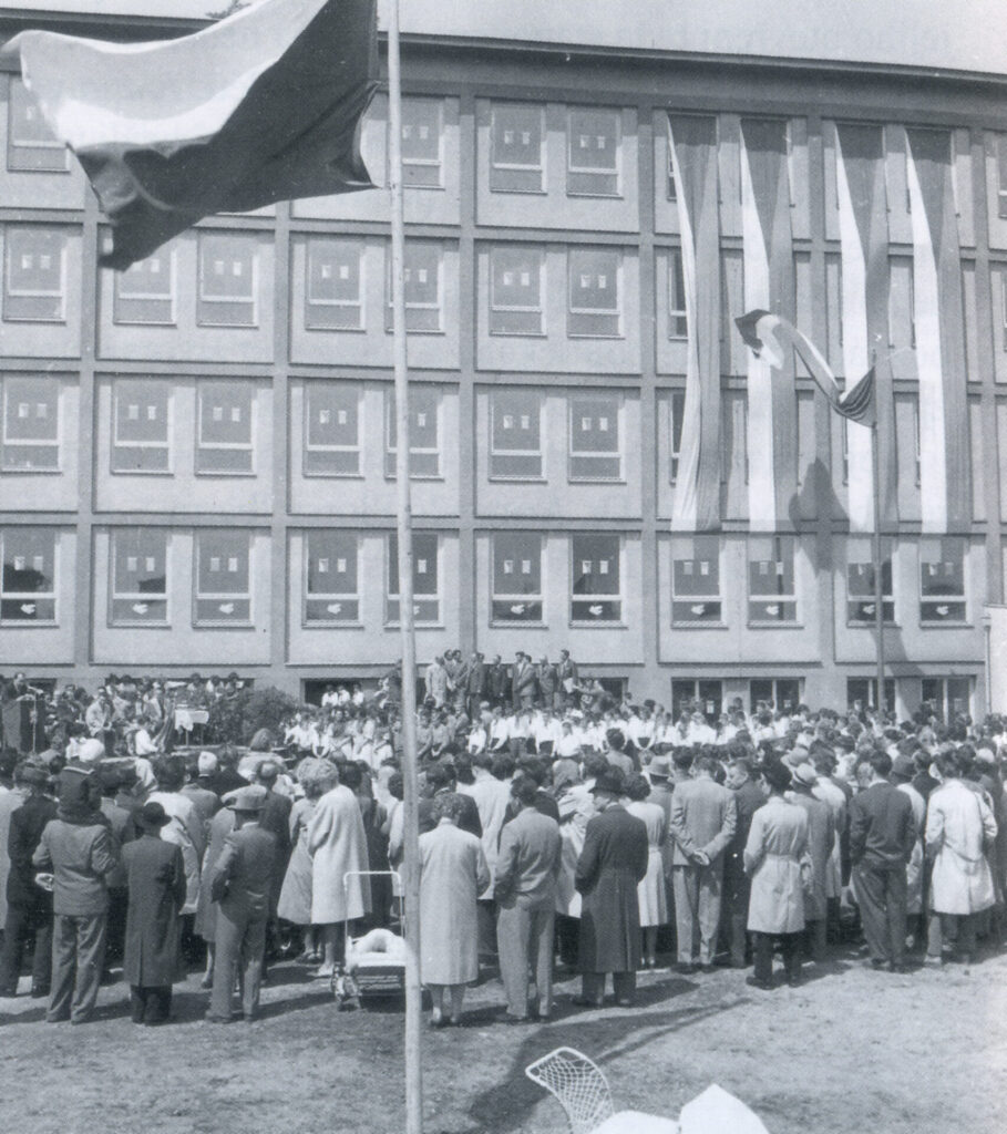 Slavností otevření školy proběhlo za přítomnosti občanů, zástupců představitelů kubánského velvyslanectví. Datuje se 2. června 1963.